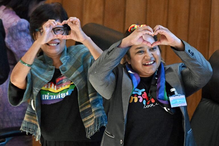 Activistas de la comunidad LGTBI celebran la aprobación de la Ley de matrimonio igualitario en Tailandia.