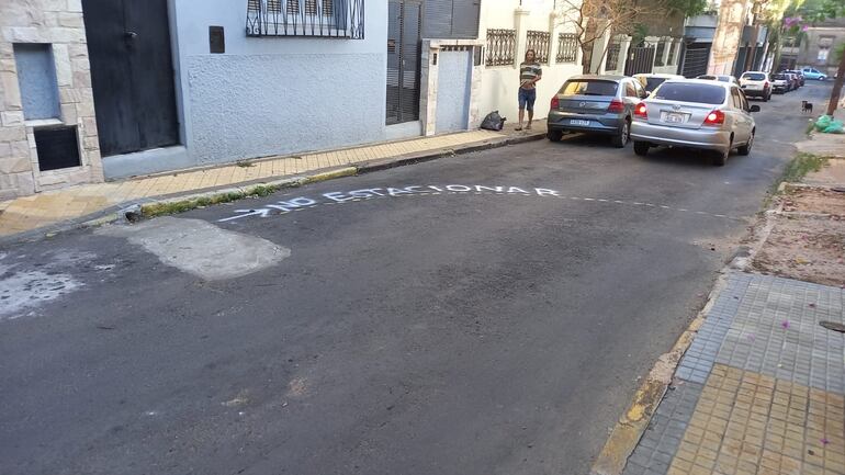 Vista de la calzada pintarrajeada para "reservar" el estacionamiento.