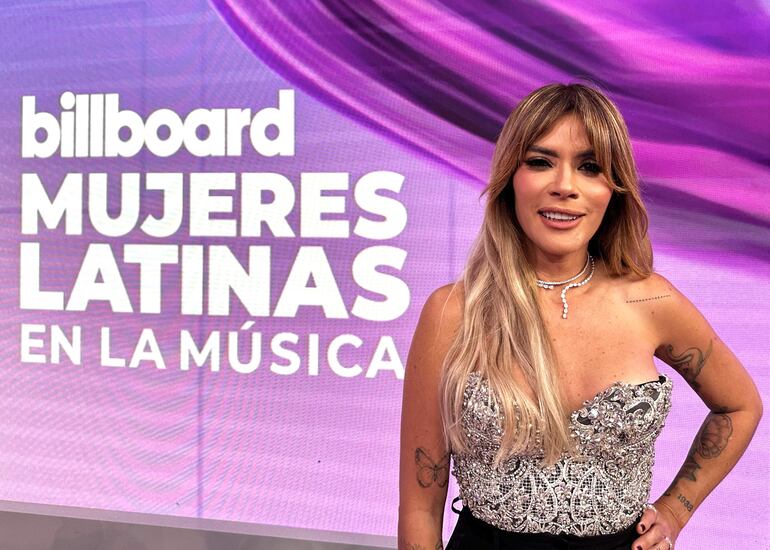 La cantante puertorriqueña Kany García posando al llegar a la gala de las Mujeres en la Música Latina de Billboard, en Miami, Florida (Estados Unidos). (EFE/Alicia Civita)
