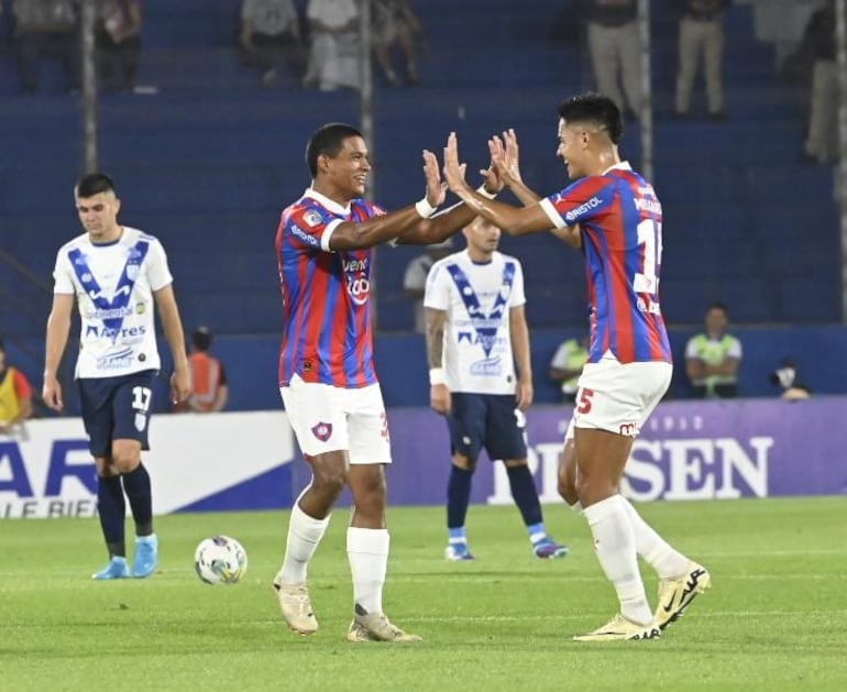 Diego León (i), jugador de Cerro Porteño, festeja un gol en el partido frente a Sportivo Ameliano por la regularización de la primera fecha del torneo Clausura 2024 del fútbol paraguayo en el estadio La Nueva Olla, en Asunción.