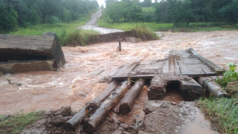 Crecida de arroyo arrastra un puente de madera en Nueva Alborada