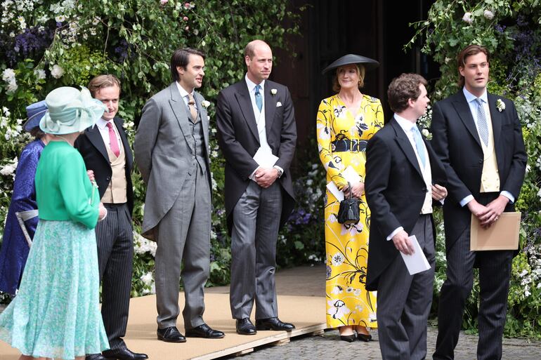 El príncipe William junto a otros invitados a la boda de Hugh Grosvenor y Olivia Henson. (EFE/EPA/ADAM VAUGHAN)
