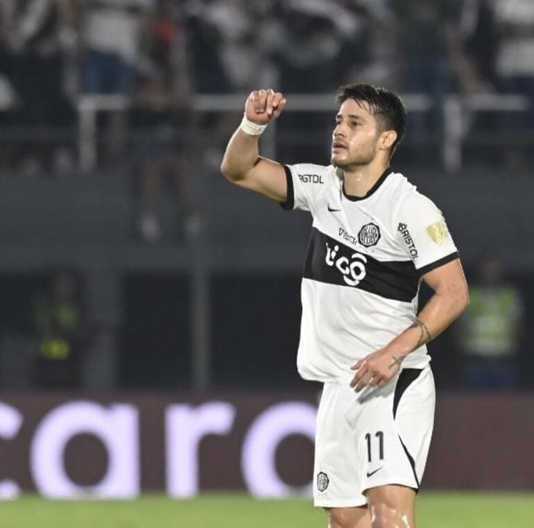 Iván Torres, jugador de Olimpia, en el Defensores del Chaco.