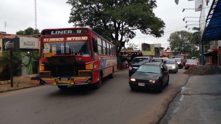 En plena hora pico de las 11:00, un colectivo de la línea 9 interna Lucerito S.R.L. quedó varado porque perdió su dirección.