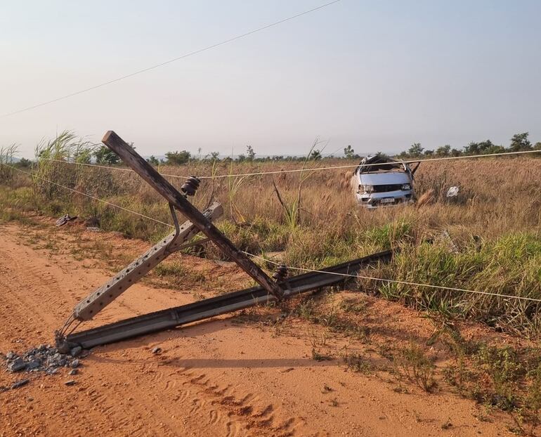 Condiciones en que quedaron el vehículo involucrado en el accidente y el poste del tendido eléctrico. El percance ocurrió en un camino interno de la estancia Alpasa, ubicada en la zona de Bella Vista Norte, Amambay.