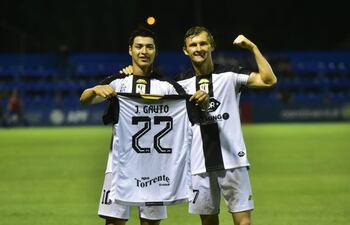 Derlis Rodríguez (i) y Walter Clar, jugadores de Tacuary, celebran un gol en el partido frente a Sportivo Luqueño en un partido del fútbol paraguayo en el estadio Luis Alfonso Giagni, En Villa Elisa.