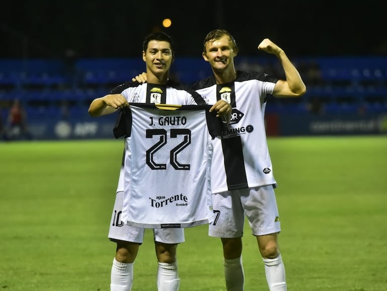 Derlis Rodríguez (i) y Walter Clar, jugadores de Tacuary, celebran un gol en el partido frente a Sportivo Luqueño en un partido del fútbol paraguayo en el estadio Luis Alfonso Giagni, En Villa Elisa.