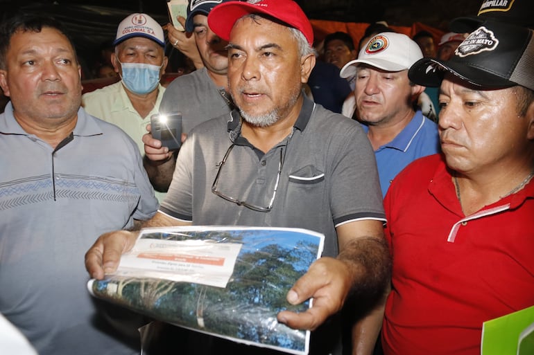 Manifestantes conversaron con el viceministro de Seguridad Interna que trajo una respuesta del Gobierno a sus pedidos. (gentileza).