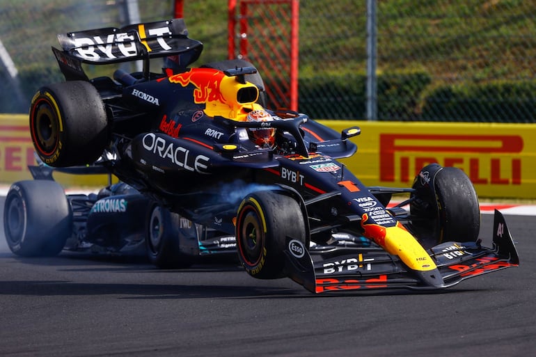 Preciso momento del incidente entre Max Verstappen y Lewis Hamilton.