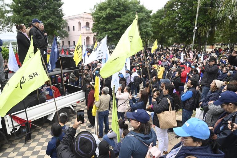 Varios educadores se movilizaron hoy en el centro de Asunción.