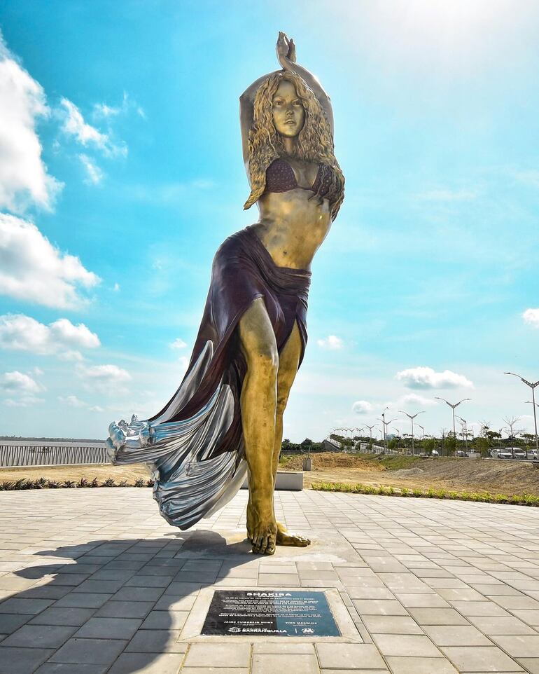 La escultura de bronce de la cantante colombiana Shakira mide 6.50 metros de altura. (Instagram/Shakira)