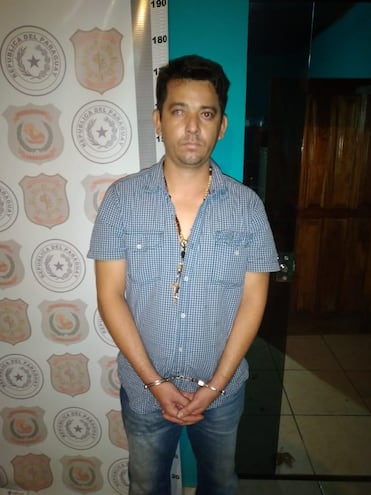 Ronni Ayala Benítez, supuesto sicario del ex intendente José Carlos Acevedo (PLRA) detenido en Encarnación, ayer, es investigado en torno al asesinato de un supuesto jefe narco ocurrido el domingo, en el barrio Arroyo Porä de Encarnación.