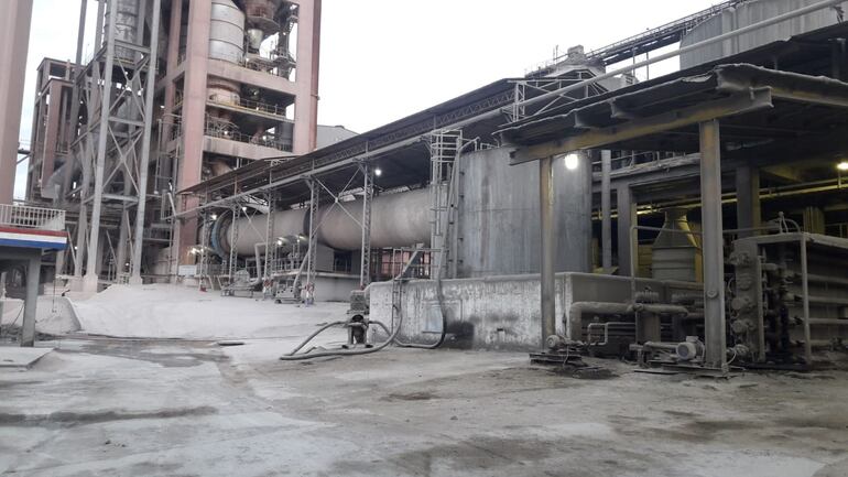 La empresa Monte Alegre no está entregando el coque que necesita la INC, por lo que el horno de Vallemí está parado. Con esto no se produce clínker, principal insumo del cemento.
