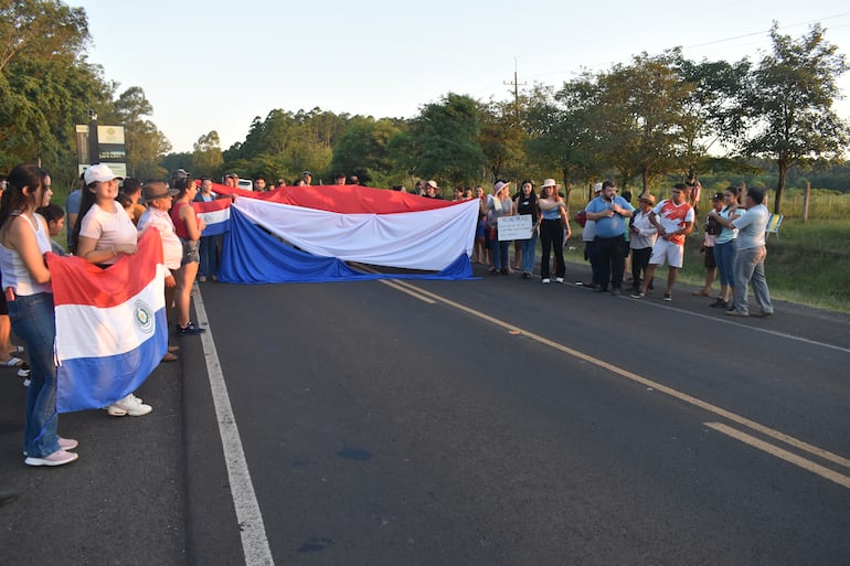 Cierran ruta en protesta contra traslado de peaje al límite de Misiones e Itapúa