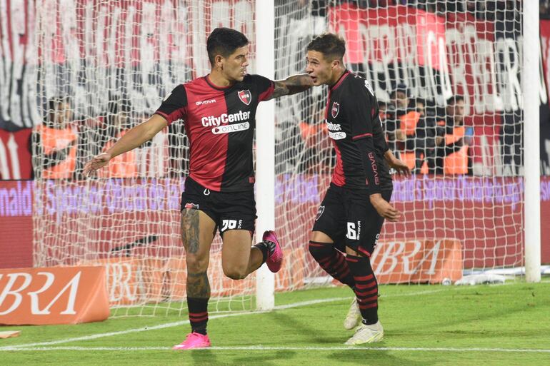 Jorge Recalde (i), atacante de Newell's, festeja el gol que anotó contra Godoy Cruz por la fecha 18 de la Liga Profesional de Argentina en el Coloso Marcelo Bielsa, Rosario.