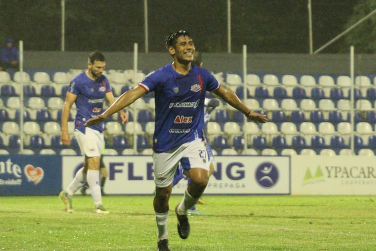 El festejo del delantero Carlos Iván  Villalba, tras marcar el segundo tanto de Independiente. (Foto: APF)