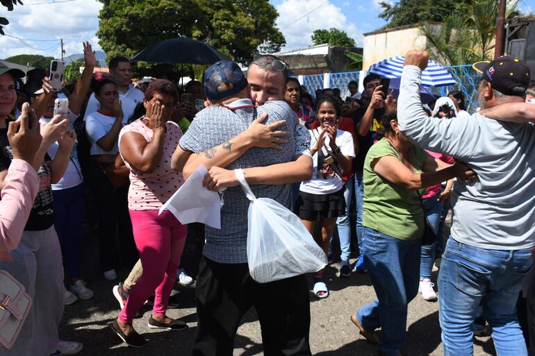 Reencuentro de uno de los presos políticos liberados en Venezuela con sus familiares.