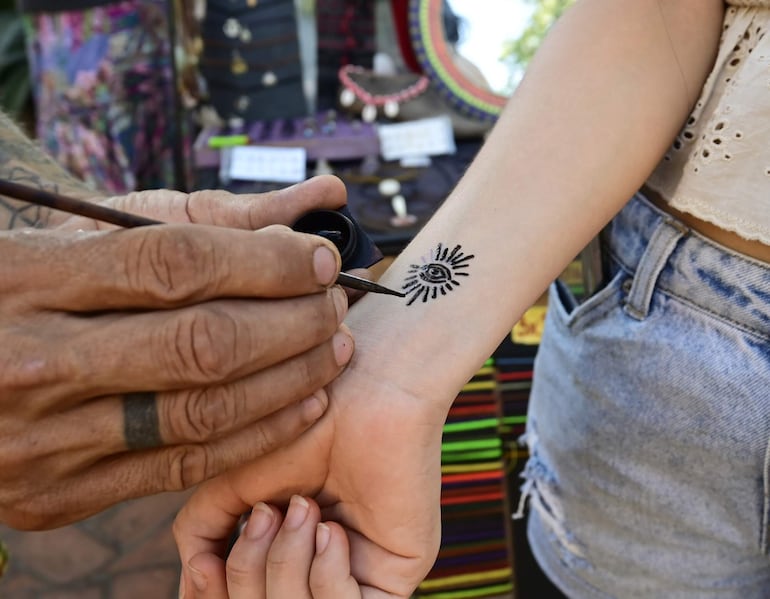 En la feria hippie, Luis "el uruguayo", haciendo un tatuaje con la técnica hindú llamada Henna. 