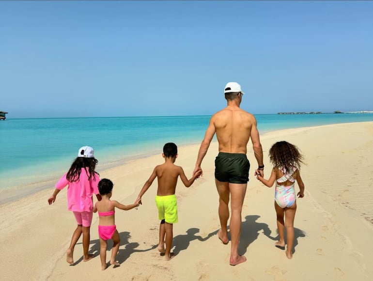 Cristiano Ronaldo paseando con sus hijos a orillas del Mar Rojo. (Instagram/Georgina Rodríguez)