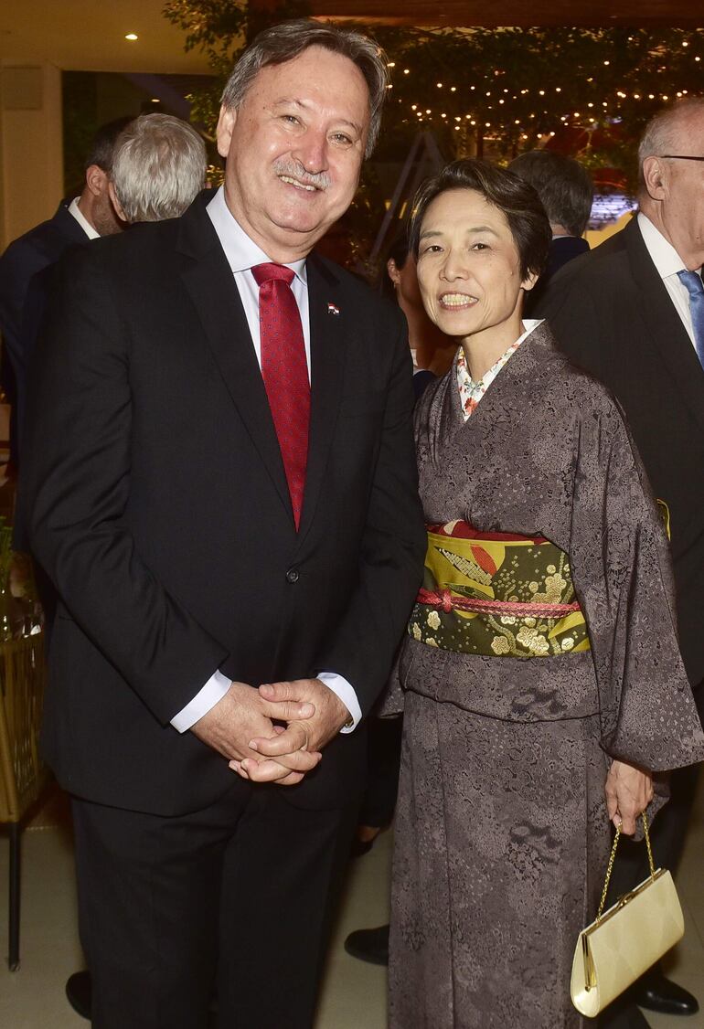 Raúl Silvero y la embajadora del Japón, Nakatani Yoshie.
