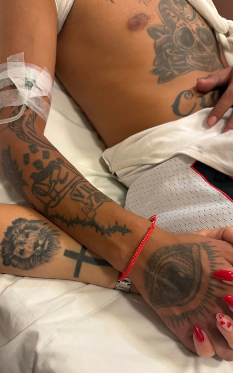 Wanda Nara y L-Gante tomados de la mano en la habitación del hospital donde fue atendido de urgencia el músico.
(Captura de la historia de Instagram de Wanda Nara)