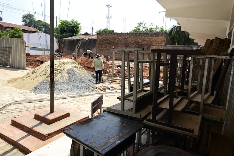 Muebles apilados están muy comprometidos a escasos metros de la obra en la escuela Talavera Richer.