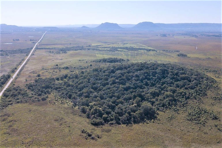 Una toma fotográfica aérea desde la zona del Cerro Mbaé de Paraguarí; se puede apreciar los demás cerros de dicho municipio.