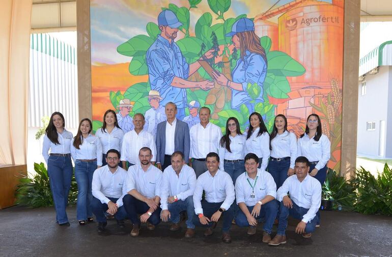 El equipo de colaboradores de la empresa en compañía de José Marcos Sarabia, CEO del Grupo Sarabia y presidente de Agrofértil, Paulo Sergio Sarabia, director comercial de Agrofértil, y Antonio Ivar Sarabia, director financiero y de Granos de Agrofértil.