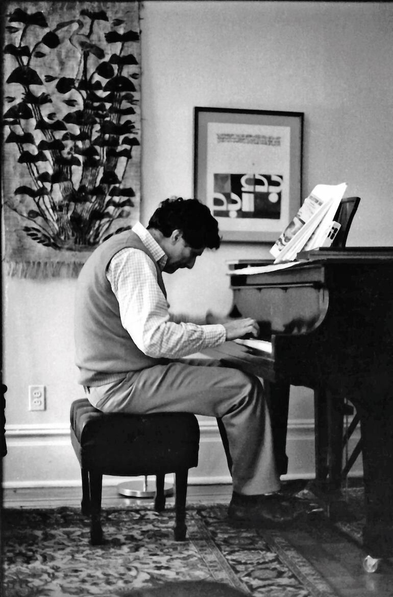 El escritor palestino Edward Said en 1983, tocando el piano (Fotografía de Jean Mohr)