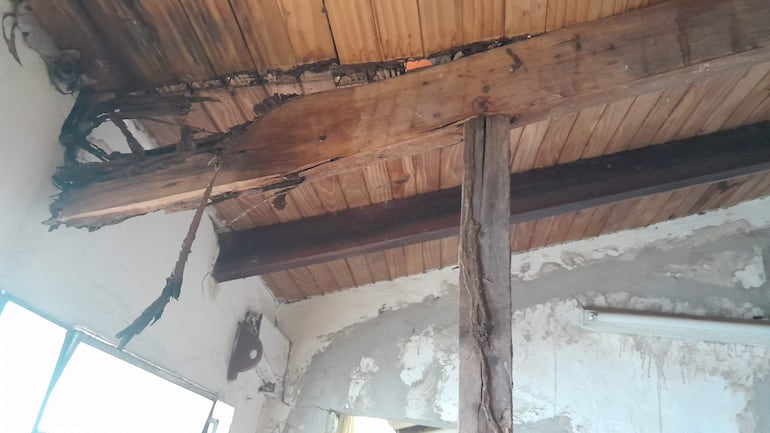 El techo de la dirección del colegio atacado por termitas.