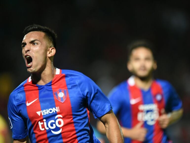 Alfio Oviedo, jugador de Cerro Porteño, celebra un gol durante el primer ciclo en el club entre 2017 y 2018.