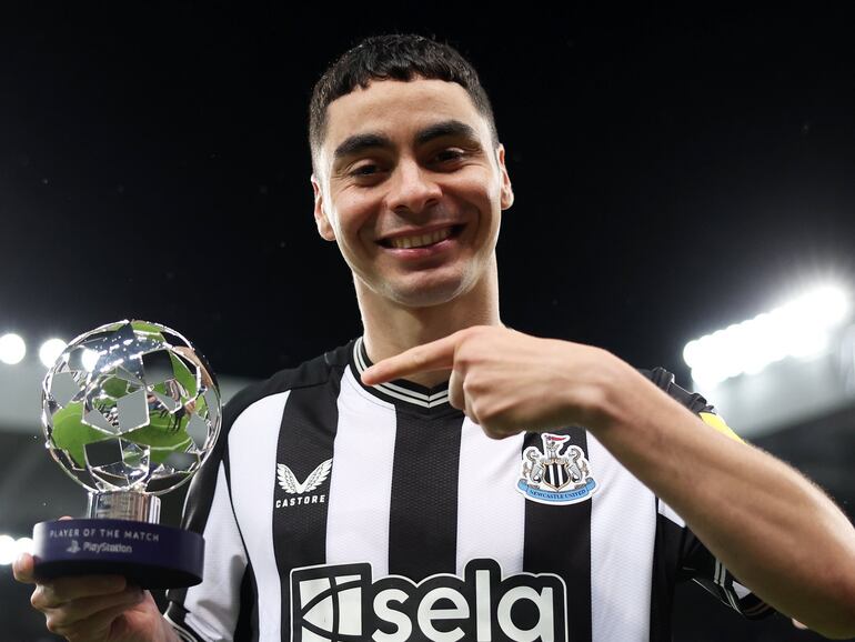 El paraguayo Miguel Almirón, futbolista del Newcastle, con el trofeo de MVP de la victoria 4-1 al PSG.