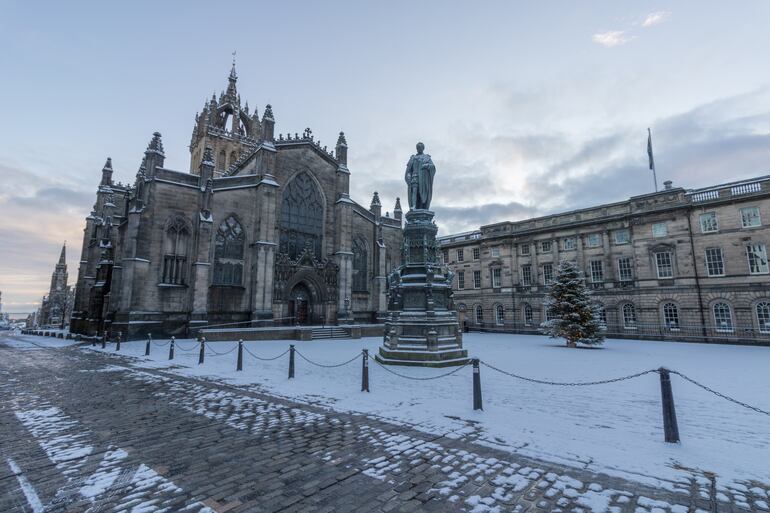 Vista de la Catedral de St. Giles en el casco antiguo de Edimburgo en pleno invierno.