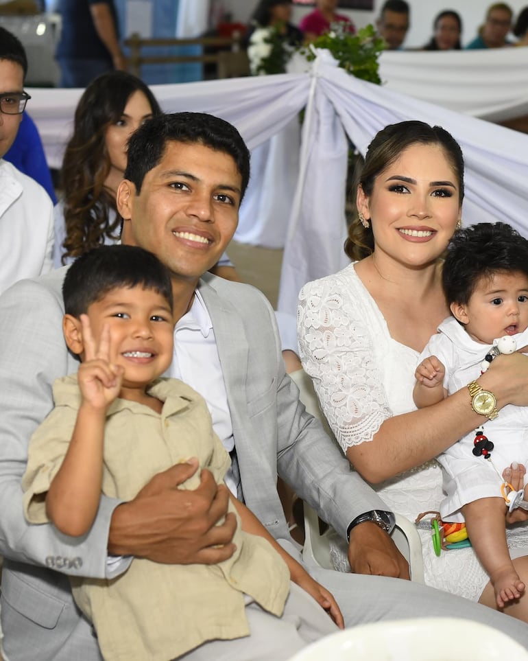 ¡Hermosa familia! Karen Bernal y Robert Rojas con sus hijos Ian y Bastian. 
(Instagram/Karen Bernal)