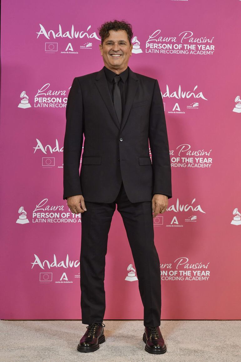El cantante colombiano Carlos Vives también se unió al homenaje a Laura Pausini.