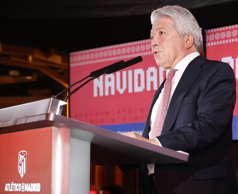 Enrique Cerezo, presidente del Atlético Madrid, durante la comida de Navidad celebrada este miércoles en el estadio Cívitas Metropolitano, en Madrid. 
