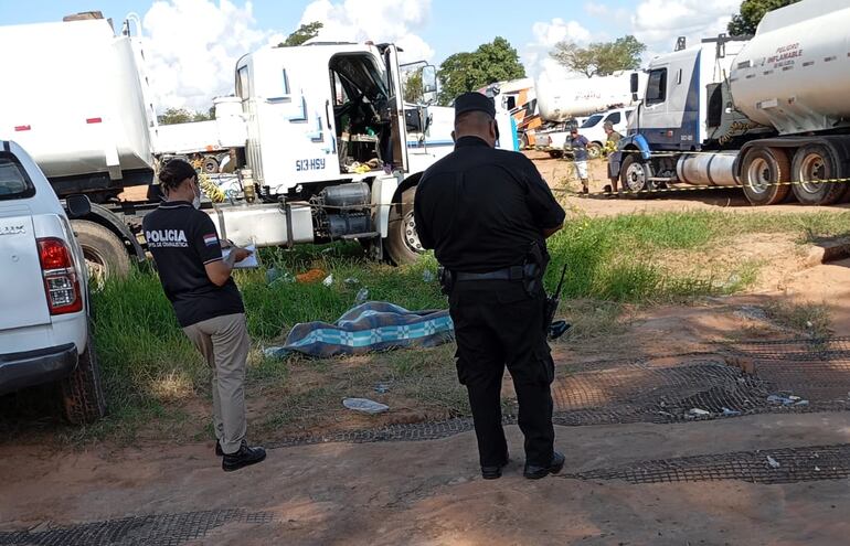 La Policía en el estacionamiento donde fue encontrado muerto el camionero boliviano.