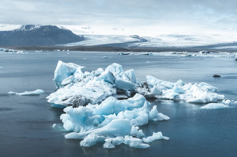 Islandia: glaciares a la deriva en el agua.