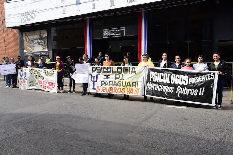 Profesionales psicólogos protestaron frente al MEC.