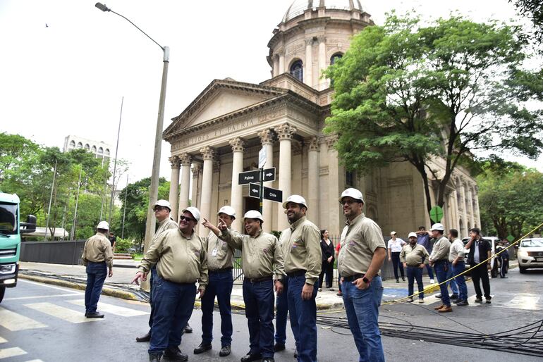 Autoridades de la ANDE ayer, frente al Panteón de los Héroes, que ya se veía sin cables aéreos.