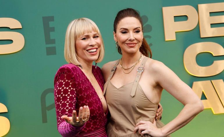 La cantante británica Natasha Bedingfield y la comediante estadounidense Whitney Cummings llegaron juntos a los People's Choice Awards 2024. (Michael TRAN / AFP)