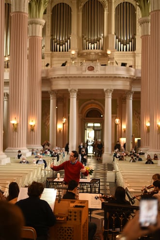 Diego Sánchez Haase en un recuerdo memorable, dirigiendo un ensayo del Bach Collegium de Asunción en Leipzig.