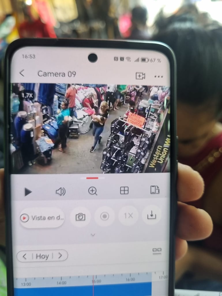 Imágenes de circuito cerrado de la mujer que robó a la bebé del Hospital de Barrio Obrero en el Mercado 4.
