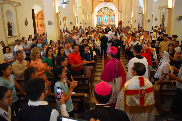 Toma de posesión del nuevo obispo de Villarrica, Mons. Miguel Ángel Cabello. En el interior de la Catedral saluda a la feligresía.
