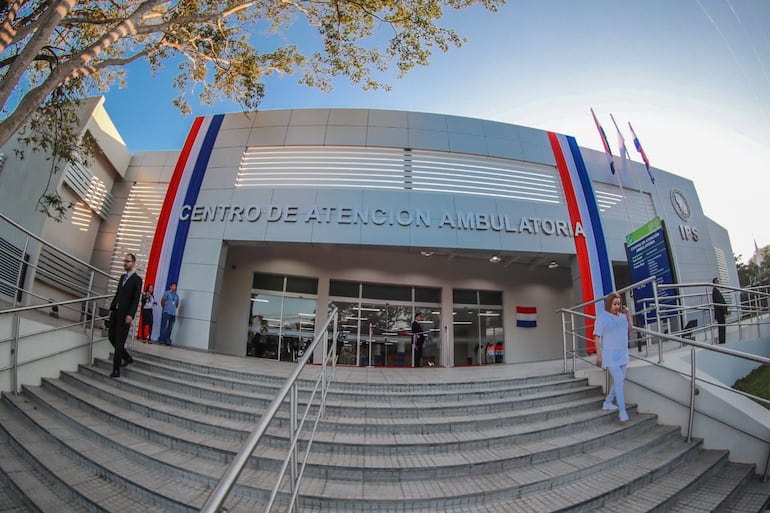 Fachada del nuevo Centro de Atención Ambulatoria del Instituto de Previsión Social (IPS) (Gentileza de Presidencia de la República).