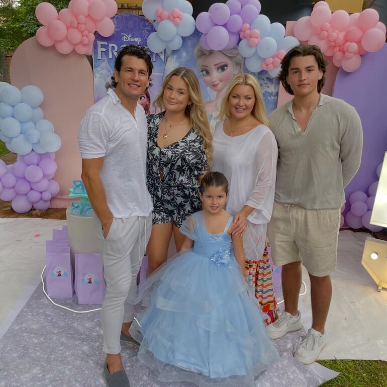 ¡Hermosa familia! La cumpleañera Leonie con sus papis Nelson y Martynka, y sus hermanos Noemí y Samuel.