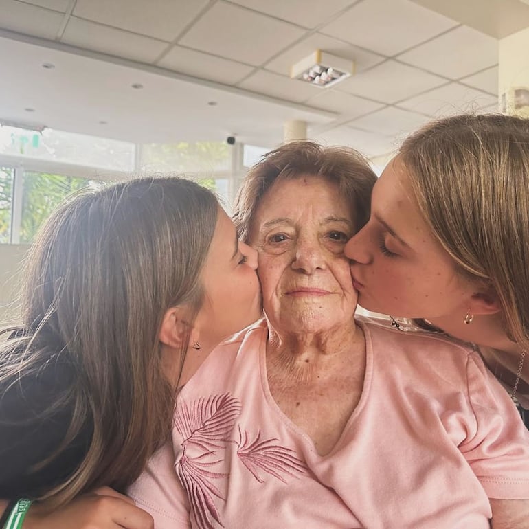 La abuela Valeria con sus bisnietas Antonia y Regina, hijas de "La Sole". (Instagram/Soledad Pastorutti)