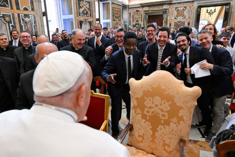 Stephen Colbert, Chris Rock, Jimmy Fallon y otros junto al papa Francisco en este inédito encuentro en el Vaticano.