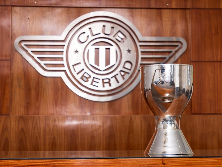 El trofeo de la Supercopa Paraguay es otorgado a Libertad al finalizar la temporada 2023.