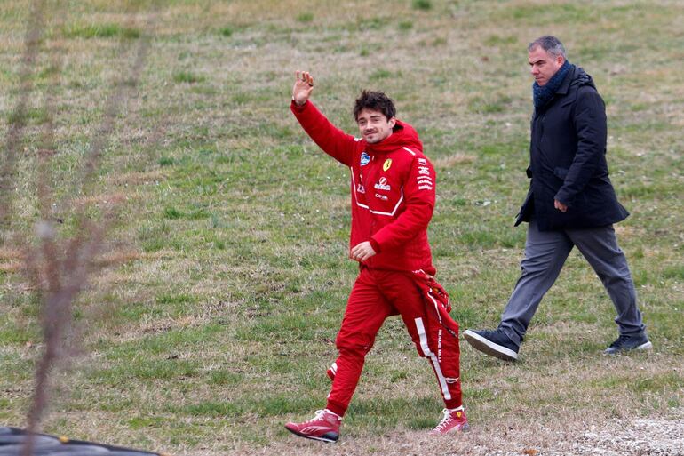 Charles Leclerc de Mónaco saludando a los fanáticos después de probar el nuevo Ferrari SF-25 de F1 durante las pruebas en el Circuito de Fiorano. (Federico SCOPPA / AFP)